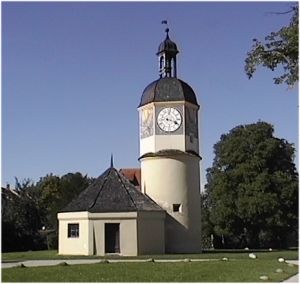 Brunnenhaus mit Uhrturm